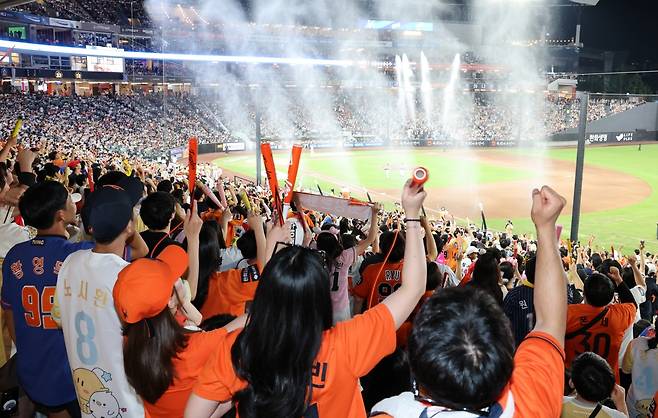대전 한화생명볼파크에서 열린 '2025 신한 SOL Bank KBO 올스타전'에서 야구팬들이 열띤 응원을 펼치고 있다. 사진=뉴스1