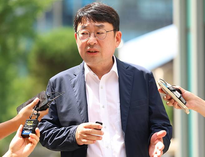 보수 유튜브 채널 ‘신의한수’ 대표 신혜식씨가 지난 18일 경찰 조사를 받기 위해 서울 종로구 서울경찰청에 출석하기 전 취재진과 인터뷰를 하고 있다. 연합뉴스