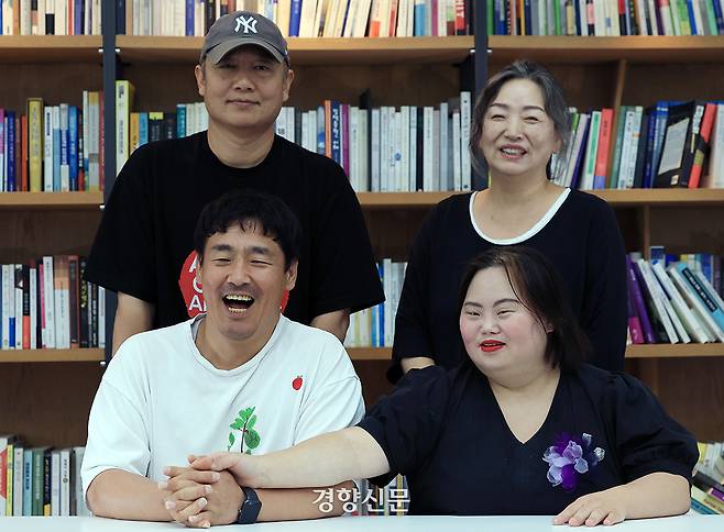 발달장애인인 정은혜 작가(오른쪽 아래)와 남편 조영남씨(왼쪽 아래), 어머니 장차현실씨(뒤편 오른쪽)와 새아버지 서동일씨가 14일 서울 경향신문사에서 인터뷰 시작에 앞서 촬영을 하고 있다. 서성일 선임기자