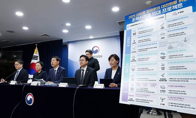 구윤철 경제부총리 겸 기획재정부 장관이 22일 정부서울청사에서 열린 새정부 경제성장전략 관계부처 합동 브리핑에서 발언하고 있다. (왼쪽부터) 문신학 산업통상자원부 1차관, 한성숙 중소벤처기업부 장관, 구 부총리, 배경훈 과학기술정보통신부 장관, 송미령 농림축산식품부 장관. 연합뉴스