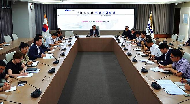정정래 코레일 부사장(사진 가운데)이 22일 오후 코레일 대전사옥 영상회의실에서 전국 소속장 비상경영회의를 주재하고 있다.
