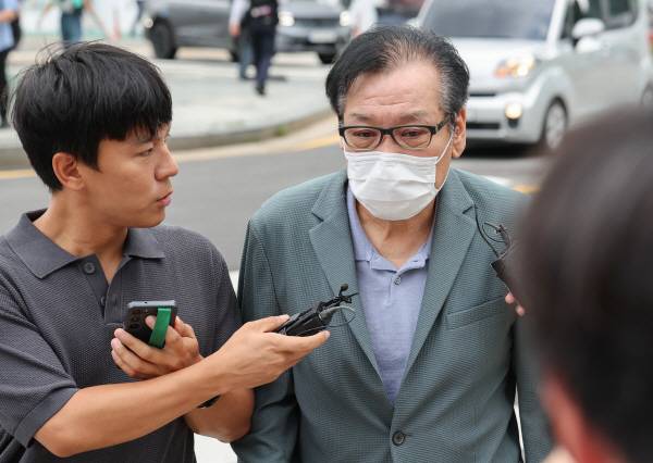 영장심사를 포기한 건진법사 전성배 씨가 21일 민중기 특별검사팀 사무실이 마련된 서울 종로구 KT 광화문빌딩 웨스트에서 대기하기 위해 출석하고 있다. 연합뉴스