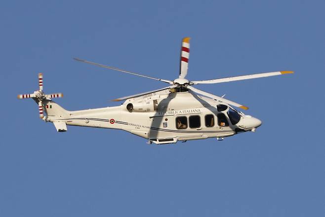 하늘 위에 떠 있는 헬기. 사진은 기사 내용과 무관. EPA=연합뉴스