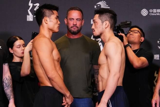 유수영과 샤오롱이 밴텀급 경기를 펼친다. UFC 제공