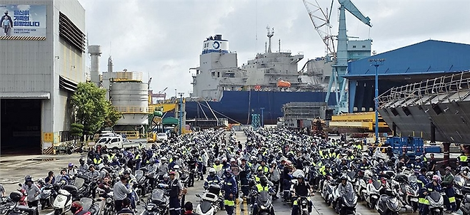 HD현대중공업 노조가 7월 11일 오후 2시부터 전체 조합원 대상으로 한 3시간 파업에 들어간 모습. 연합뉴스