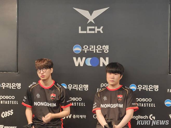 박승진 감독과 ‘칼릭스’ 선현빈이 22일 서울 종로구 LCK 아레나에서 열린 ‘2025 LCK’ 정규시즌 5라운드 T1과 경기가 끝난 뒤 기자회견을 하고 있다. 송한석 기자