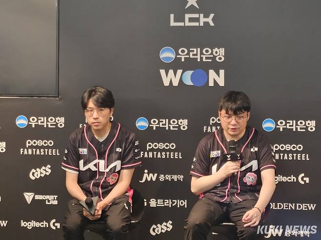 ‘베릴’ 조건희와 배성웅 감독이 22일 서울 종로구 LCK 아레나에서 열린 ‘2025 LCK’ 정규시즌 5라운드 DRX와의 경기가 끝난 뒤 기자회견을 하고 있다. 송한석 기자