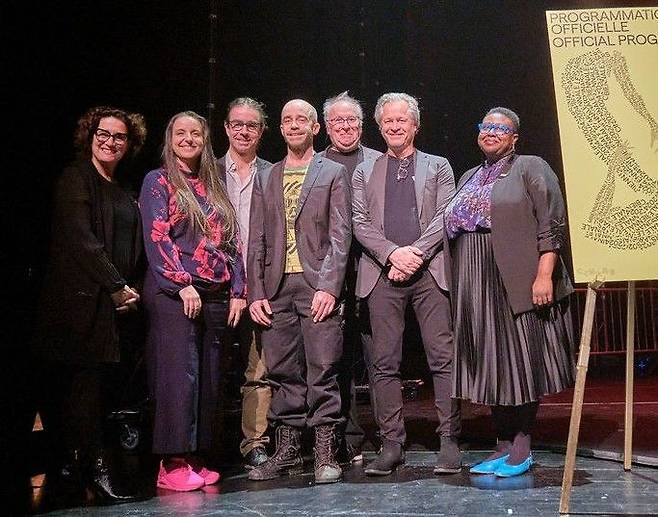 2024 시나르(CINARS)에서 질 도레(오른쪽에서 두 번째) 대표가 공식 초청작을 추천하는 국제 심사위원들과 함께 있다.     시나르 페이스북