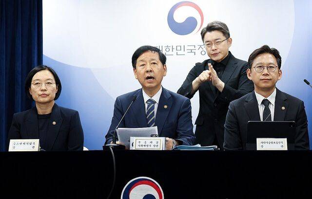구윤철 경제부총리 겸 기획재정부 장관이 22일 정부서울청사에서 열린 새정부 경제성장전략 관계부처 합동 브리핑에서 발언하고 있다. 왼쪽부터 한성숙 중소벤처기업부 장관, 구 부총리, 배경훈 과학기술정보통신부 장관. 연합뉴스