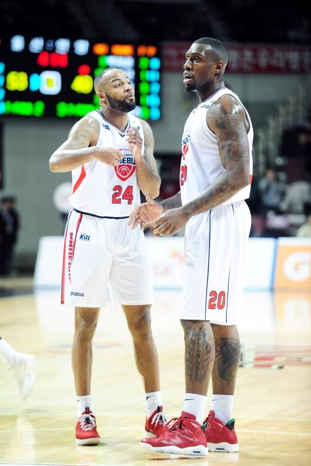 섀넌 쇼터와 라건아, KBL 외국선수 2인 출전제에서 최고의 호흡을 자랑했던 두 외국선수다. 사진=KBL 제공