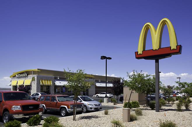 미국 맥도날드가 점점 비싸진 가격으로 뭇매를 맞자 5달러(한화 약 7000원)짜리 세트 메뉴를 선보이며 고객 잡기에 나섰다. 미국 맥도날드 매장 참고 사진./사진=게티이미지뱅크
