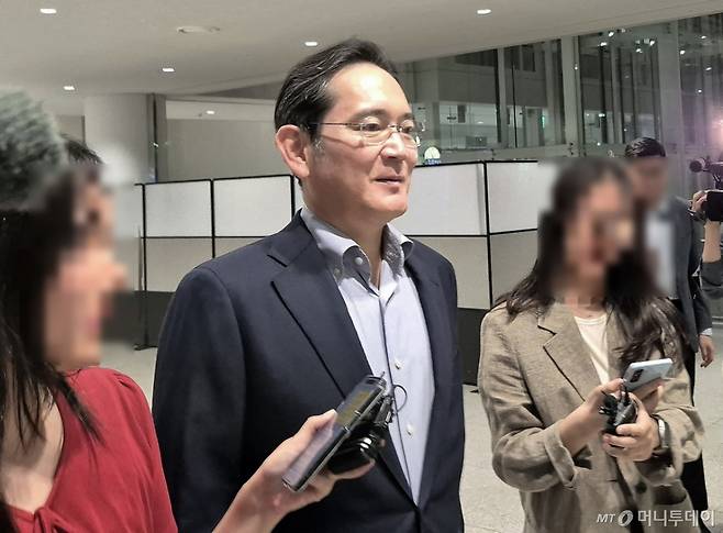 (인천공항=뉴스1) 최동현 기자 = 이재용 삼성전자 회장이 15일 새벽 미국 출장을 마치고 인천국제공항을 통해 귀국하고 있다. 2025.8.15/뉴스1  Copyright (C) 뉴스1. All rights reserved. 무단 전재 및 재배포,  AI학습 이용 금지. /사진=(인천공항=뉴스1) 최동현 기자