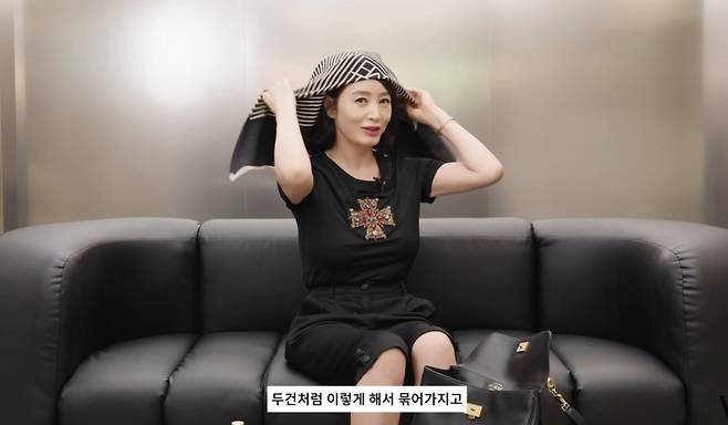 김혜수가 영화 '밀수' 촬영 중 이마를 크게 다쳐 두건을 착용하게 됐다고 밝혔다. /사진=유튜브 갈무리