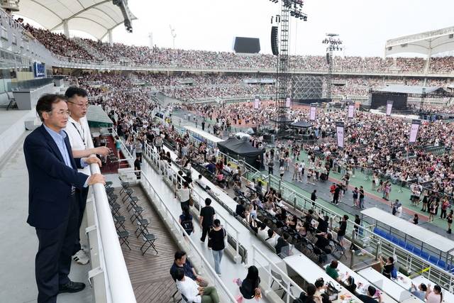이동환 고양특례시장이 블랙핑크 공연 전 현장을 점검하고 있다. 고양시 제공