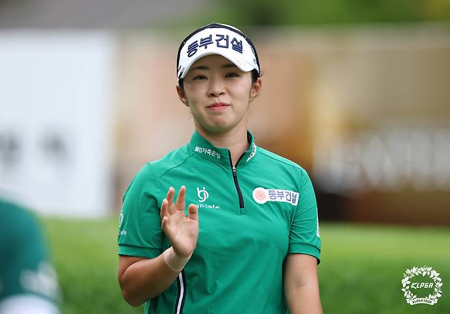 가을 여왕 김수지가 한국여자프로골프(KLPGA) 투어 BC카드·한경 레이디스컵 1라운드 12번홀에서 밝게 웃고 있다.    [KLPGA 제공]