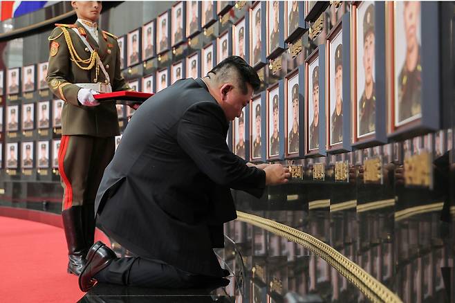 북한이 노동당 기관지 노동신문은 인민군 해외작전부대 지휘관, 전투원들에 대한 국가표창수여식이 당중앙위원회 본부청사에서 진행됐다며 김정은 국무위원장이 참석했다고 22일 보도했다. [평양 노동신문=뉴스1]