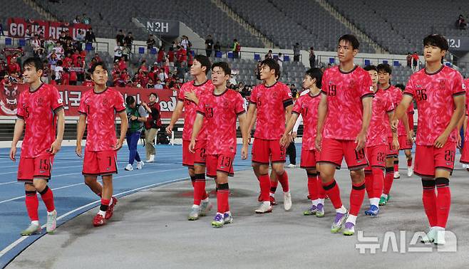 [용인=뉴시스] 김진아 기자 = 지난달 15일 경기 용인미르스타디움에서 열린 2025 동아시아축구연맹(EAFF) E-1 챔피언십(동아시안컵) 남자부 한국과 일본의 경기, 0-1로 패한 한국 선수들이 아쉬워하고 있다. 2025.07.15. bluesoda@newsis.com