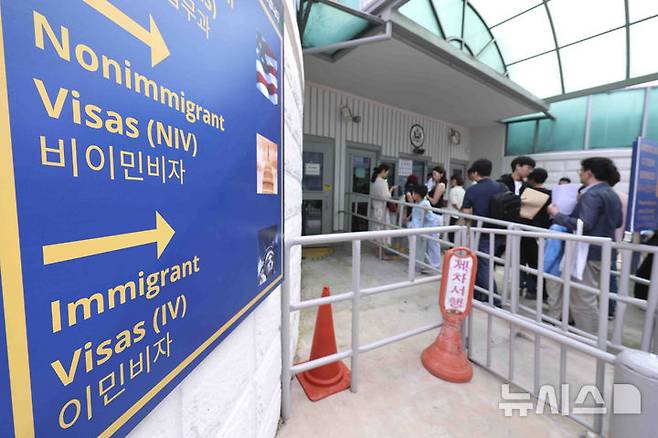 [서울=뉴시스] 김근수 기자 = 도널드 트럼프 미국 행정부는 5500만 명 이상의 비자 소지자에 대해 ‘추방’으로 이어질 수 있는 위반 사항을 검토하고 있다고 AP통신이 21일(현지 시간) 보도했다. 사진은 지난 5월 28일 서울 종로구 주한 미국대사관 앞에 시민들이 미국 비자심사를 받기 위해 줄 서 있는 모습. 2025.08.22. ks@newsis.com