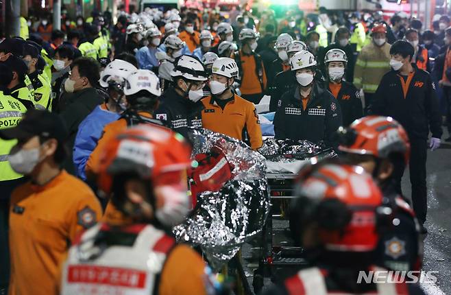 [서울=뉴시스] 김진아 기자 = 2022년 10월 29일 밤 서울 용산구 이태원 일대에서 대규모 압사사고가 발생해 30일 새벽 소방구급 대원들이 현장을 수습하고 있다.2022.10.30. bluesoda@newsis.com