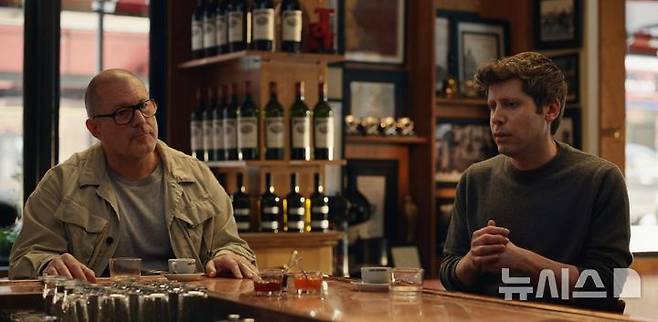 [서울=뉴시스] 오픈AI는 21일(현지 시간) 제품 기획·디자인 총괄로 아이브 전 애플 최고디자인책임자(CDO, 왼쪽)를 영입했다고 밝혔다. 샘 올트먼 오픈AI 최고경영자(CEO)와 아이브가 대화를 나누는 모습 (사진=오픈AI 웹사이트 캡처)