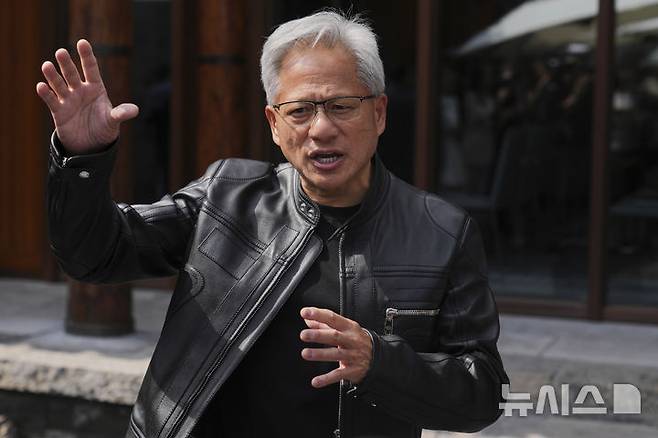 [베이징=AP/뉴시스] 젠슨 황 엔비디아 최고경영자(CEO)가 16일(현지 시간) 중국 베이징에서 열린 제3회 중국 국제 공급망 촉진 박람회(CISCE) 참석 후 만다린 오리엔탈 첸먼 호텔에서 기자회견하고 있다. 2025.07.16.