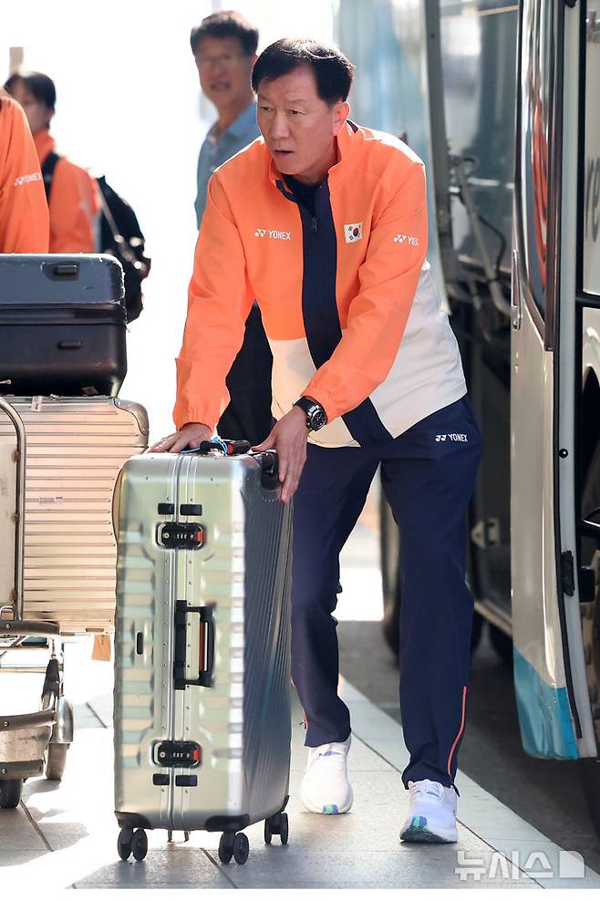 [인천공항=뉴시스] 조성우 기자 = 박주봉 대한민국 배드민턴 국가대표팀 감독이 22일 오전 인천국제공항 제1여객터미널에서 오는 25일 열리는 2025 세계배드민턴연맹(BWF) 세계개인배드민턴선수권대회 참가를 위해 프랑스 파리로 출국하기 위해 이동하고 있다. 2025.08.22. xconfind@newsis.com
