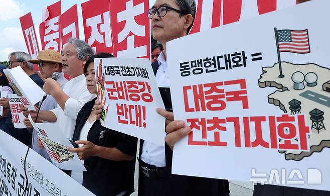 [서울=뉴시스] 이영환 기자 = 이홍정 자주통일평화연대 상임대표 의장이 22일 오전 서울 종로구 광화문광장에서 열린 한미 정상회담 즈음한 각계 공동 기자회견에 참석해 발언을 하고 있다. 2025.08.22. 20hwan@newsis.com