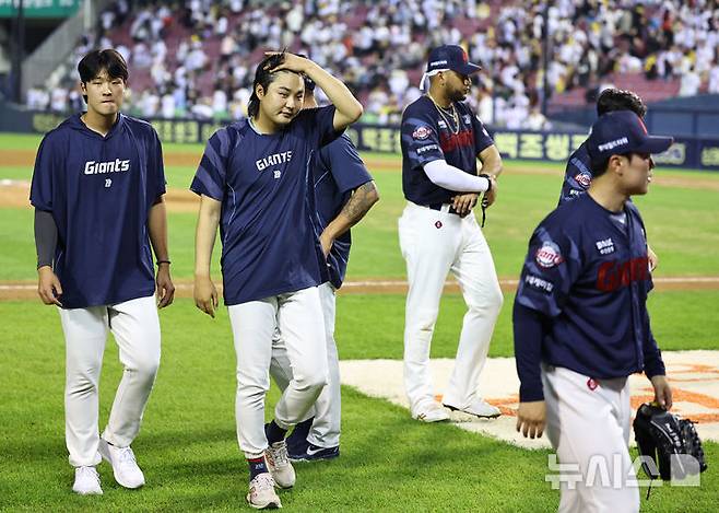 [서울=뉴시스] 최진석 기자 = 21일 서울 송파구 잠실야구장에서 열린 프로야구 '2025 신한 SOL 뱅크 KBO리그' 롯데 자이언츠와 LG 트윈스의 경기에서 연장 끝에 6-6 동점을 기록한 롯데 선수들이 팬들에게 인사 후 경기장을 나가고 있다. 2025.08.21. myjs@newsis.com