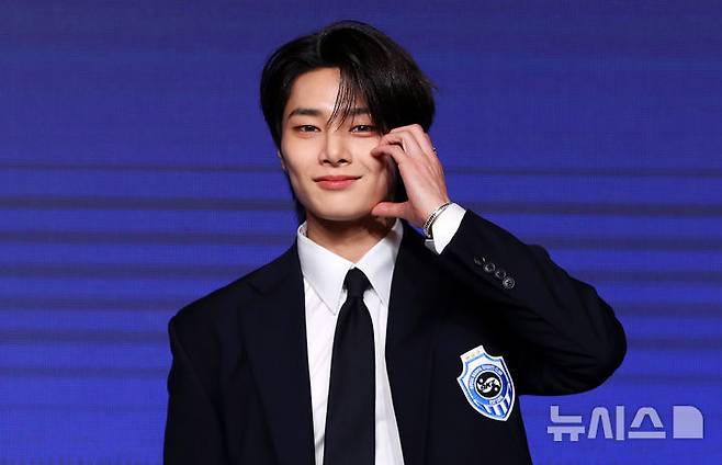[서울=뉴시스] 김혜진 기자 = 그룹 스트레이키즈 아이엔이 22일 오전 서울 영등포구 콘래드 서울에서 열린 네 번째 정규앨범 '카르마'(KARMA)' 발매 기념 기자간담회에서 포즈를 취하고 있다.  2025.08.22. jini@newsis.com