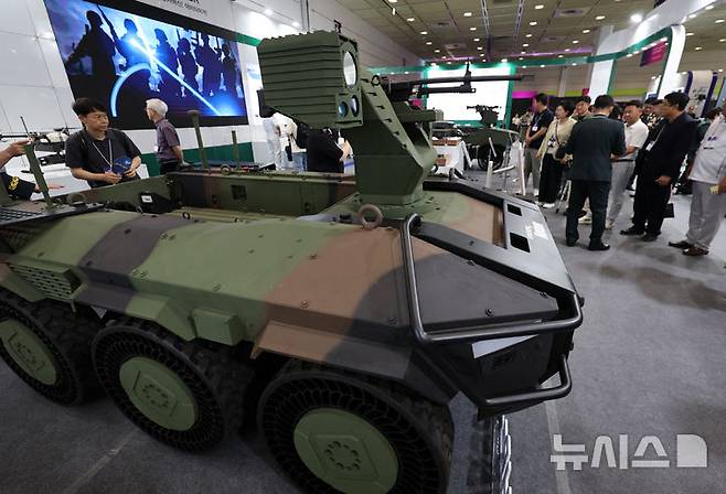 [서울=뉴시스] 이영환 기자 = 9일 오후 서울 강남구 코엑스에서 열린 2025 무인이동체산업체엑스포 & 2025 자율주행모빌리티산업전에서 현대로템의 다목적무인차량 HR-셰르파가 전시되어 있다. 2025.07.09. 20hwan@newsis.com