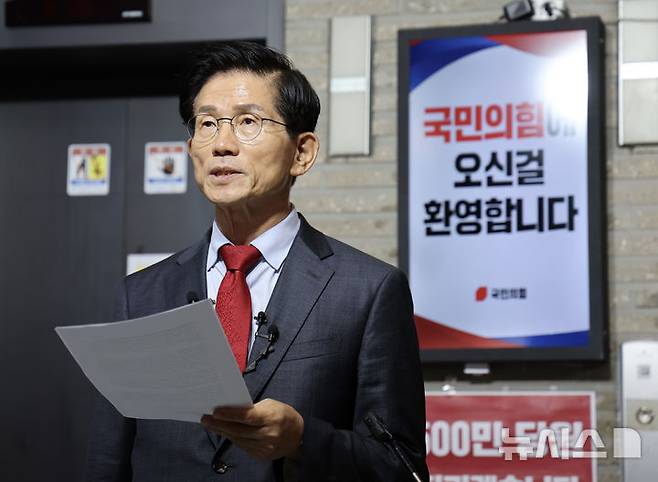 [서울=뉴시스] 김명년 기자 = 김문수 국민의힘 당대표 후보가 21일 서울 여의도 중앙당사 1층 로비에서 '특검 불법부당 당원명부 탈취 저지 국민보고' 기자회견을 열고 발언하고 있다. 2025.08.21. kmn@newsis.com