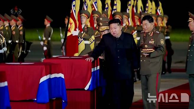 [서울=뉴시스] 북한 조선중앙TV가 러시아에 파병된 북한군 전사자 유해 송환식 영상을 22일 공개했다. (사진=조선중앙TV 캡쳐) 2025.08.22. photo@newsis.com