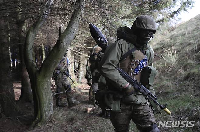 [AP/뉴시스] 2023년 2월 자료 사진으로, 우크라이나 군인들이 영국 북부 미공개 장소에 있는 군사 기지에서 훈련을 받고 있다. (사진=뉴시스DB)