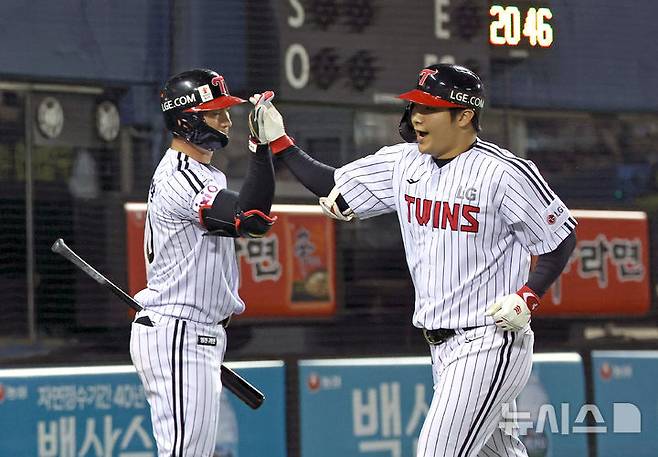 [서울=뉴시스] 김금보 기자 = 29일 서울 송파구 잠실야구장에서 열린 프로야구 2025 KBO리그 한화 이글스와 LG 트윈스의 경기, 6회말 1사 주자 없는 상황 LG 문보경이 홈런을 치고 오지환과 하이파이브를 하고 있다. 2025.05.29. kgb@newsis.com