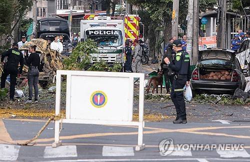 21일(현지시간) 콜롬비아 군부대 인근 폭발 현장 [산티아고데칼리 AFP=연합뉴스 제공]