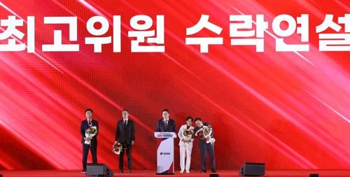국민의힘 최고위원에 신동욱 국민의힘 최고위원에 신동욱     (청주=연합뉴스) 황광모 기자 = 22일 충북 청주시 흥덕구 청주오스코에서 열린 국민의힘 제6차 전당대회에서 최고위원에 당선된 신동욱 후보가 수락 연설을 하고 있다. 2025.8.22     hkmpooh@yna.co.kr (끝)   <저작권자(c) 연합뉴스, 무단 전재-재배포, AI 학습 및 활용 금지>