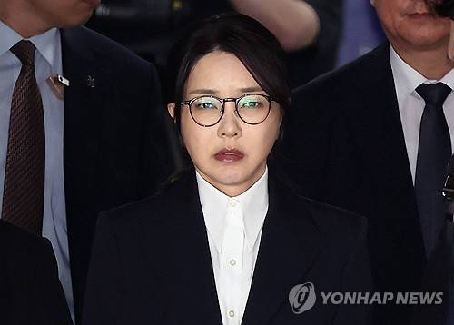 김건희 여사 (서울=연합뉴스) 윤석열 전 대통령 부인 김건희 여사가 12일 구속 전 피의자 심문(영장실질심사)을 마친 뒤 서울 서초구 서울중앙지법을 나서고 있다. 2025.8.12 [사진공동취재단] photo@yna.co.kr