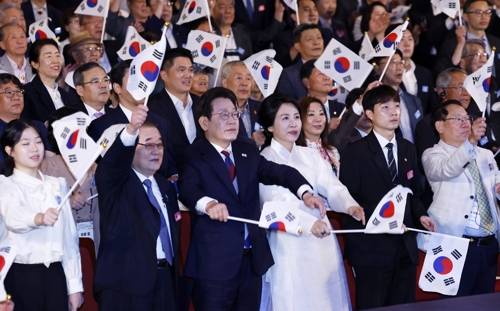 이재명 대통령 부부, 80주년 광복절 만세 삼창 이재명 대통령 부부, 80주년 광복절 만세 삼창     (서울=연합뉴스) 홍해인 기자 = 이재명 대통령과 김혜경 여사가 15일 서울 세종문화회관에서 열린 80주년 광복절 경축식에서 참석자들과 만세 삼창을 하고 있다. 2025.8.15 [대통령실통신사진기자단]     hihong@yna.co.kr (끝)   <저작권자(c) 연합뉴스, 무단 전재-재배포, AI 학습 및 활용 금지>