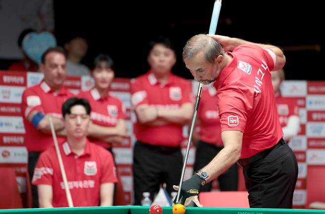 웰컴저축은행 사이그너의 묘기샷 모습. PBA