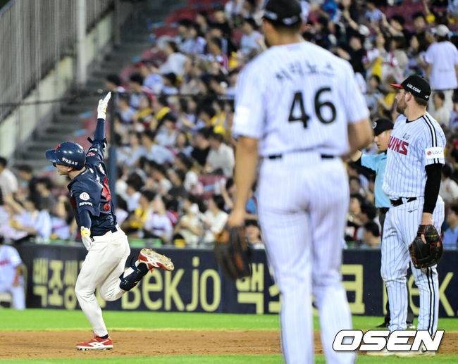 [OSEN=잠실, 최규한 기자] 21일 서울 잠실야구장에서 ‘2025 신한 SOL Bank KBO리그’ LG 트윈스와 롯데 자이언츠의 경기가 열렸다.홈팀 LG는 요니 치리노스, 방문팀 롯데는 이민석을 선발로 내세웠다. 4회초 선두타자로 나선 롯데 이호준이 달아나는 우월 솔로포를 날리고 그라운드를 돌며 기뻐하고 있다. 2025.08.21 / dreamer@osen.co.kr