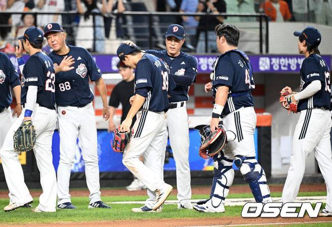 [OSEN=대전, 이대선 기자] 프로야구 두산 베어스가 박계범의 깜짝 만루 홈런으로 7연승을 질주했다. 류현진을 내고도 패한 한화 이글스는 시즌 팀 최다 5연패 충격에 빠졌다.&nbsp;두산은 21일 대전 한화생명볼파크에서 열린 2025 신한 SOL Bank KBO리그 한화와의 원정경기를 6-3으로&nbsp;승리했다.&nbsp;경기 종료 후 두산 조성환 감독대행이 박계범과 승리의 기쁨을 나누고 있다. 2025.08.21 /sunday@osen.co.kr