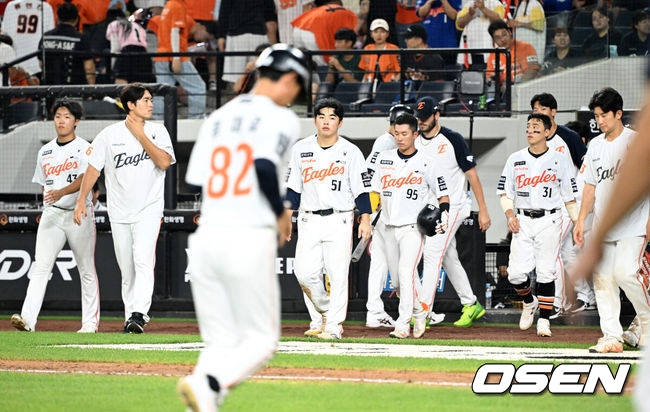 [OSEN=대전, 이대선 기자] 프로야구 두산 베어스가 파죽의 6연승을 질주했다. 장단 16안타 13득점을 폭발한 가운데 토종 에이스 곽빈도 60일 만에 웃었다. 두산은 20일 대전 한화생명볼파크에서 열린 2025 신한 SOL Bank KBO리그 한화 이글스와의 원정경기를 13-9로 승리했다.경기 종료 후 한화 선수들이 패배에 아쉬워하고 있다. 2025.08.20 /sunday@osen.co.kr