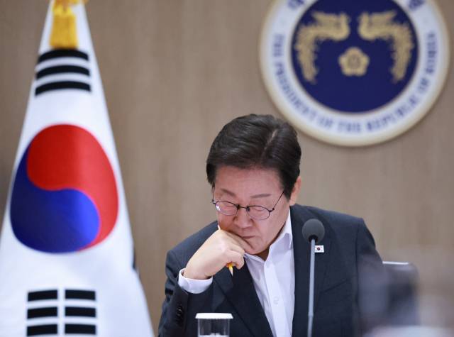 ▲이재명 대통령이 7월 29일 서울 용산 대통령실 청사에서 열린 국무회의에서 김영훈 고용노동부 장관의 산업재해 대책 발표를 듣고 있다. ⓒ연합뉴스