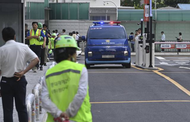 ▲구속 중인 이일준 삼부토건 회장이 탑승한 것으로 추정되는 법무부 호송차량이 지난달 23일 오전 서울 종로구 kt 광화문빌딩에 마련된 김건희 특검 건물로 들어가고 있다. ⓒ연합뉴스
