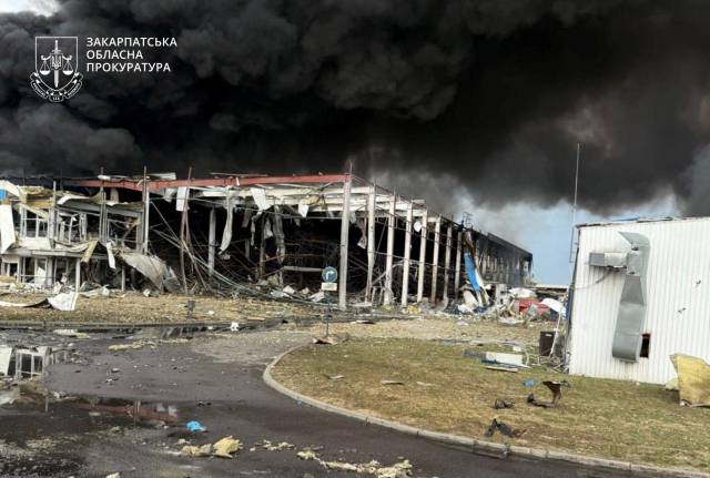 ▲21일(현지시간) 우크라이나 서부 자카르파티아주 무카체보에서 러시아 미사일 공습을 맞은 한 공장이 연기로 뒤덮였다. ⓒ로이터=연합뉴스