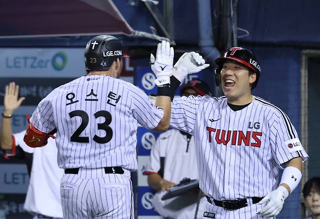 21일 서울 잠실야구장에서 열린 프로야구 롯데 자이언츠와 LG 트윈스의 경기. 7회 말 무사 LG 오스틴이 솔로 홈런을 친 뒤 김현수와 기뻐하고 있다. 연합뉴스