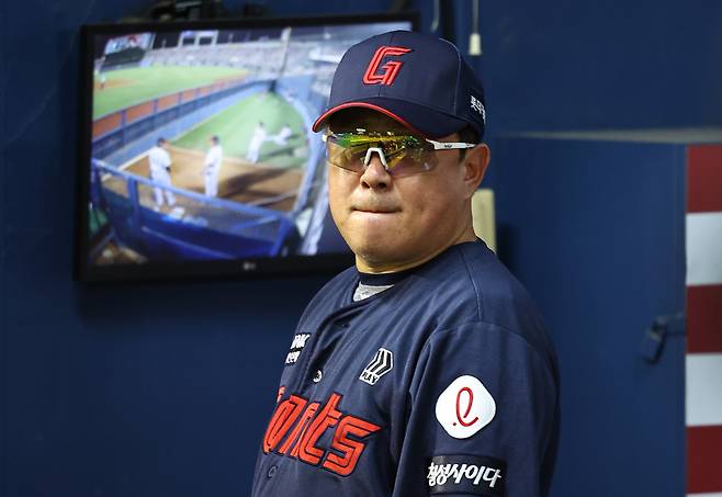 21일 서울 송파구 잠실야구장에서 열린 프로야구 '2025 신한 SOL 뱅크 KBO리그' 롯데 자이언츠와 LG 트윈스의 경기, 8회초 롯데 김태형 감독이 코치진과 대화를 나누고 있다. 뉴시스
