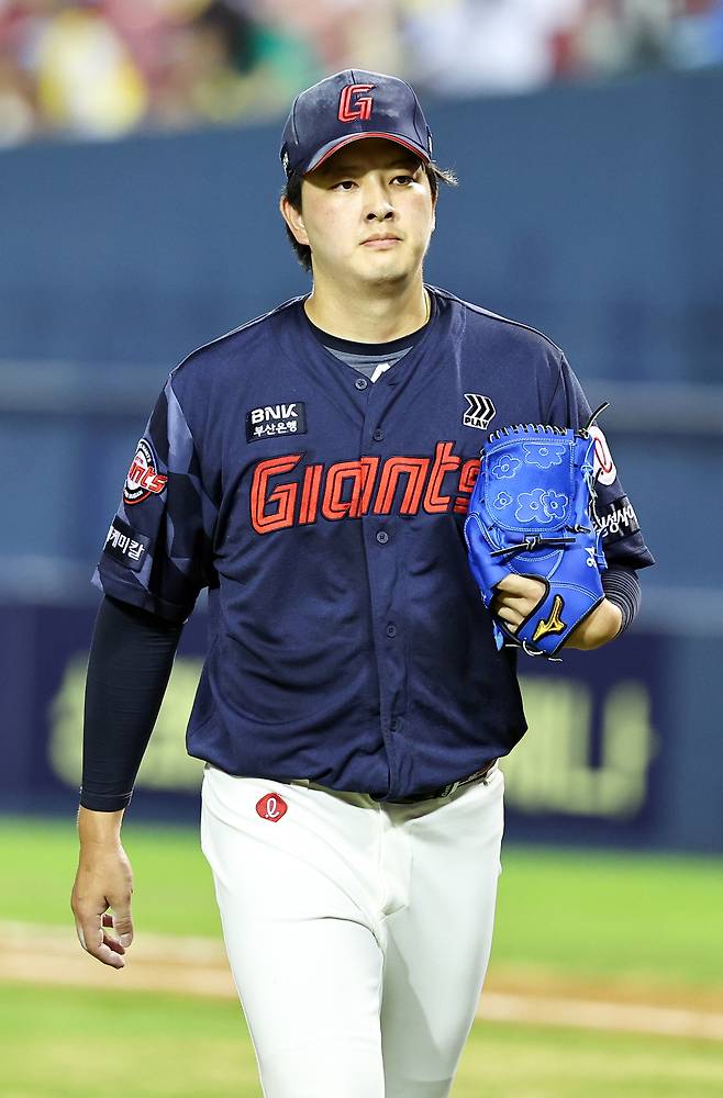 21일 서울 송파구 잠실야구장에서 열린 프로야구 '2025 신한 SOL 뱅크 KBO리그' 롯데 자이언츠와 LG 트윈스의 경기, 연장 10회말 2사 만루 상황을 무실점으로 막은 롯데 마무리투수 김원중이 더그아웃으로 들어가고 있다. 뉴시스