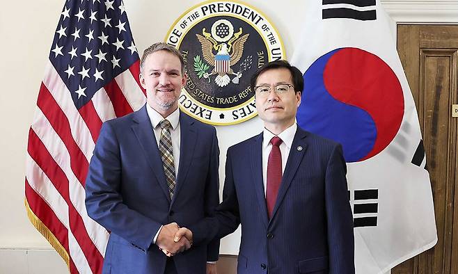 여한구 산업통상자원부 통상교섭본부장(오른쪽)과 제이미슨 그리어 미 무역대표부(USTR) 대표. 산업통상자원부 제공
