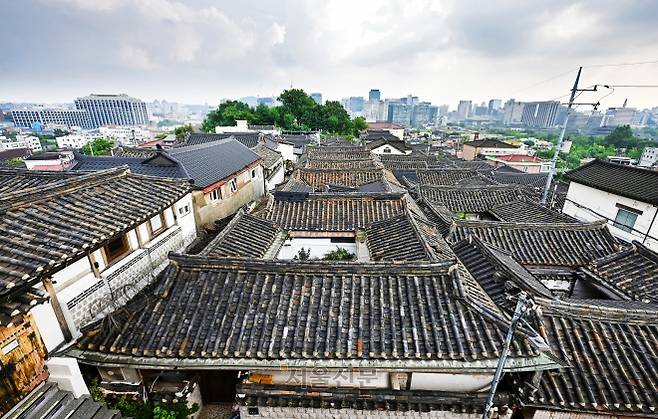 삼청동 북촌전망대에서 본 북촌 한옥마을 전경. ‘경성의 건축왕’ 정세권이 남긴 개량 한옥의 형태를 오롯이 엿볼 수 있다.